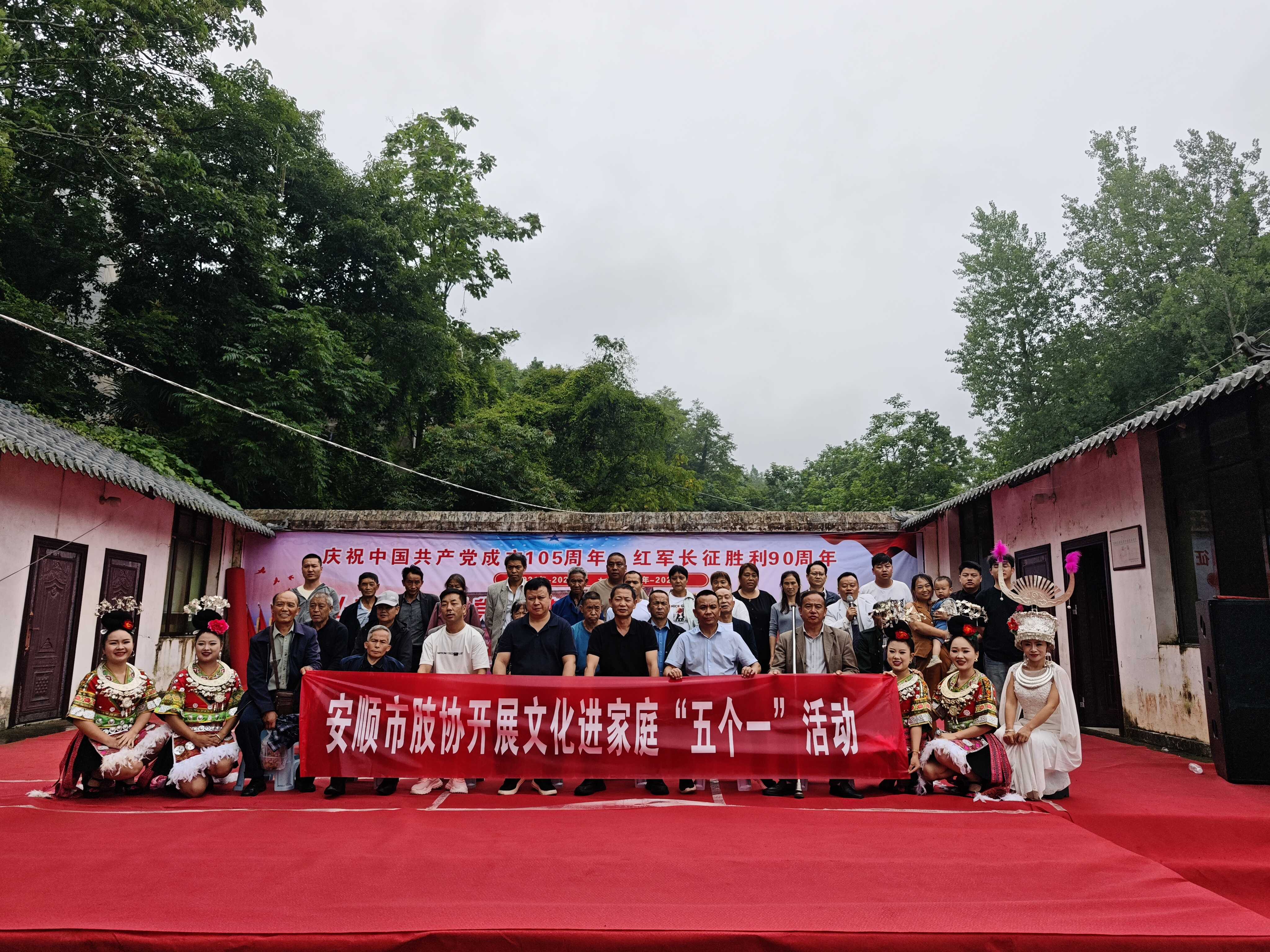 图为现场合影 图为现场合影