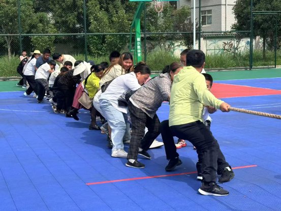图为趣味拔河赛场