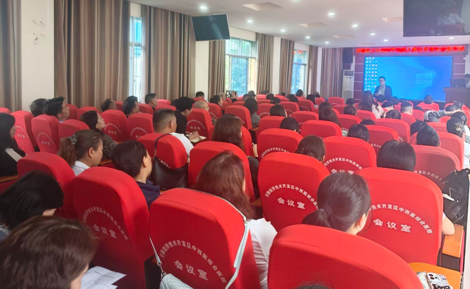 图为安顺市残疾人运动员集中收看大会盛况 图为安顺市残疾人运动员集中收看大会盛况
