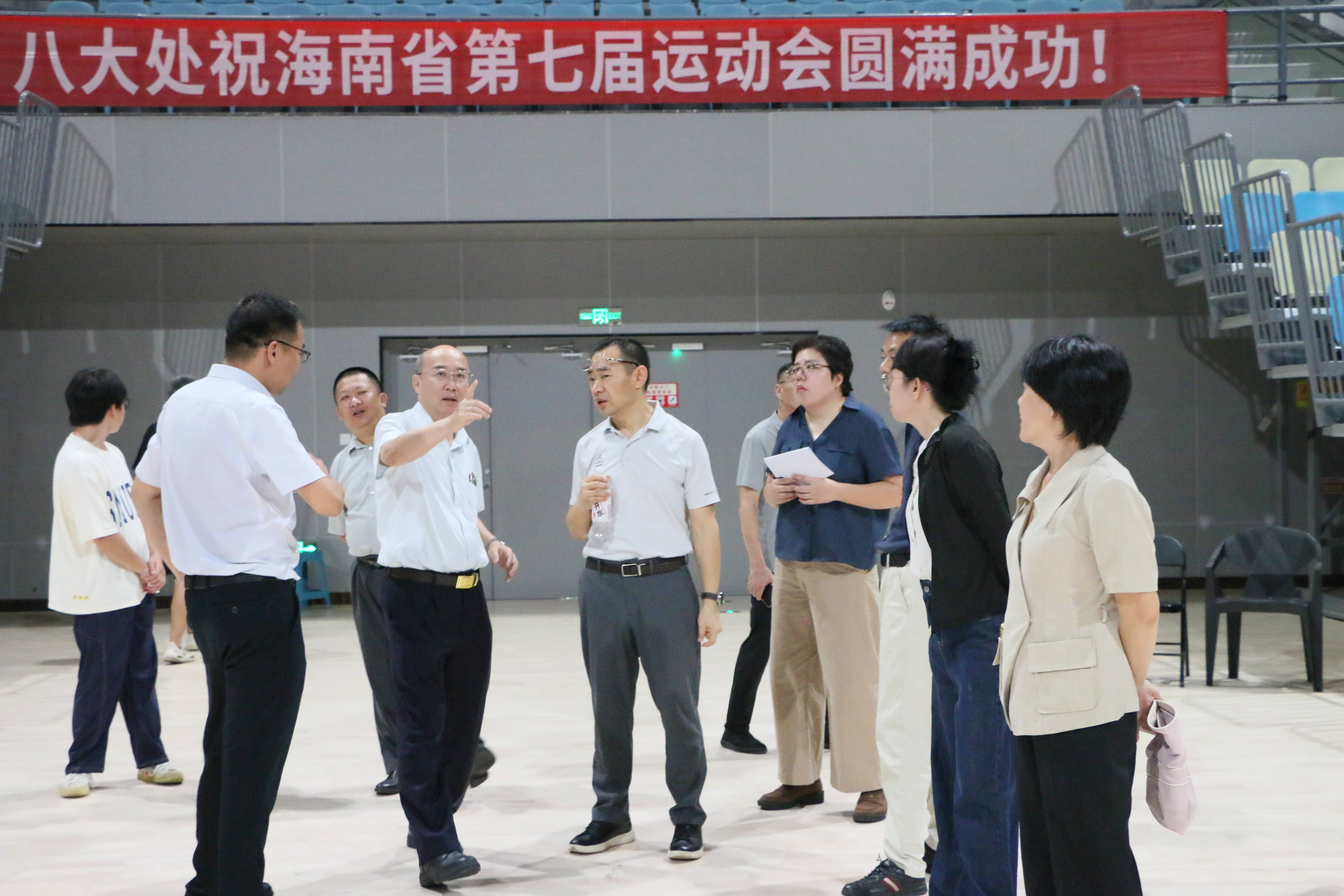 图为林演一行在琼海市文体中心实地踏勘开闭幕式场地