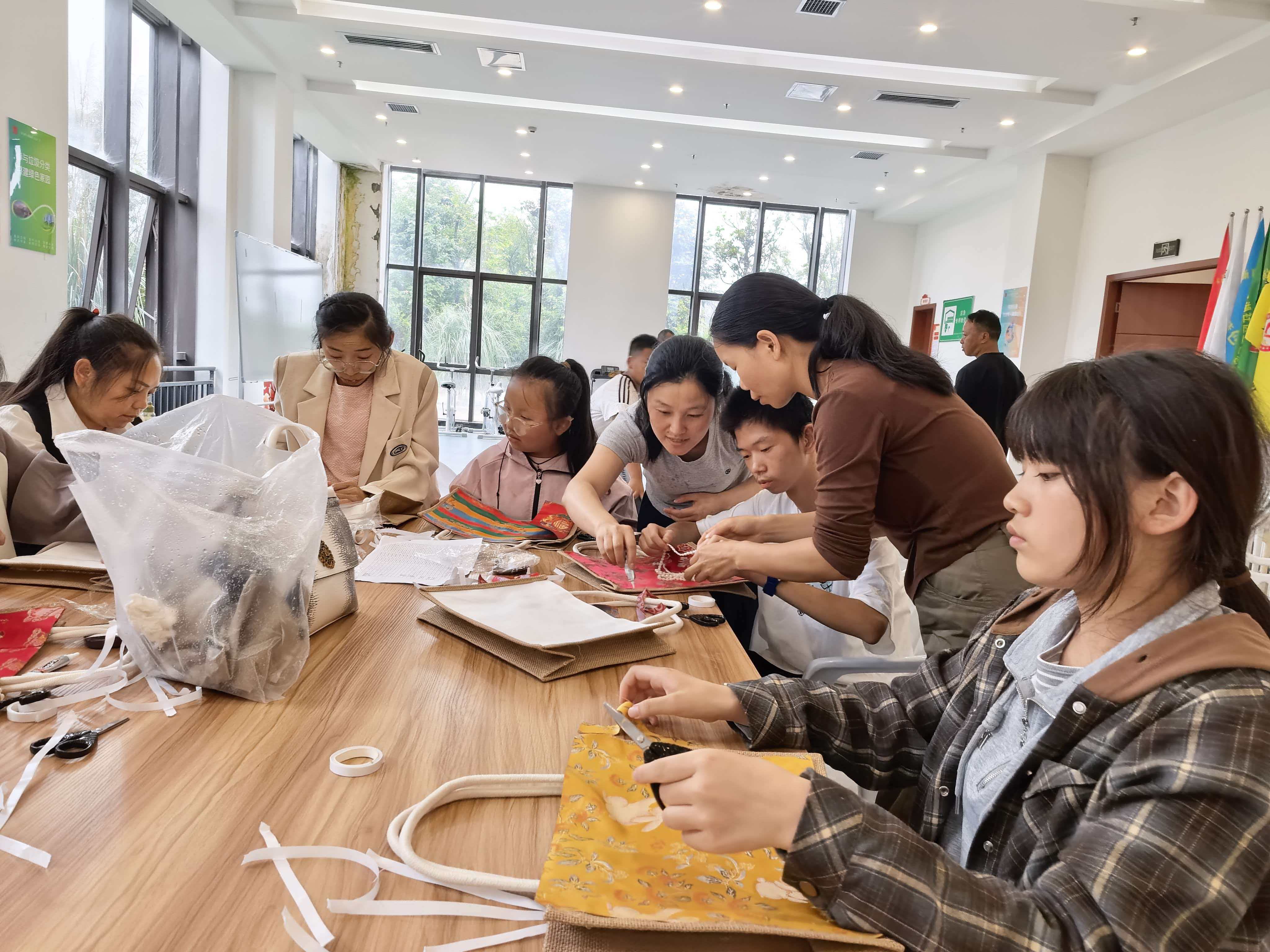图为活动现场 图为活动现场