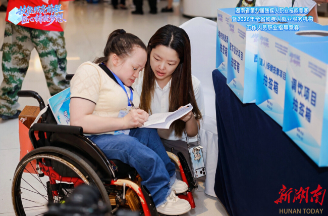 图为报到现场 图为报到现场