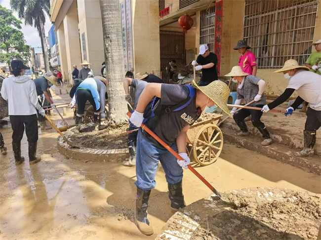 图为市残联党员干部代表在横州市云表镇协助开展清淤工作 图为市残联党员干部代表在横州市云表镇协助开展清淤工作