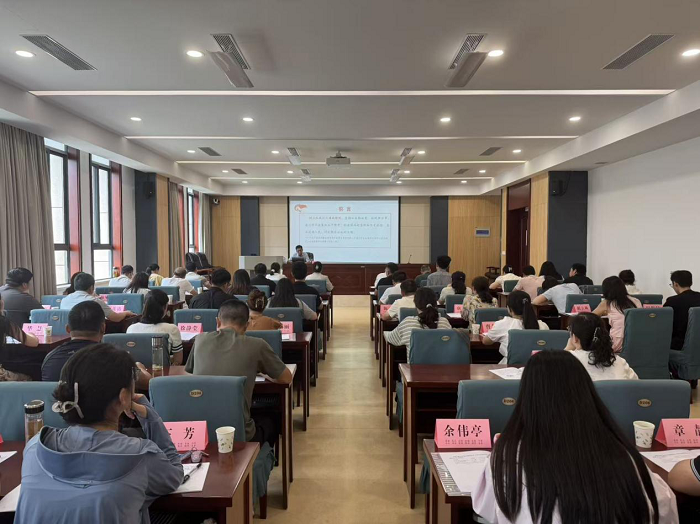 图为培训班现场 图为培训班现场