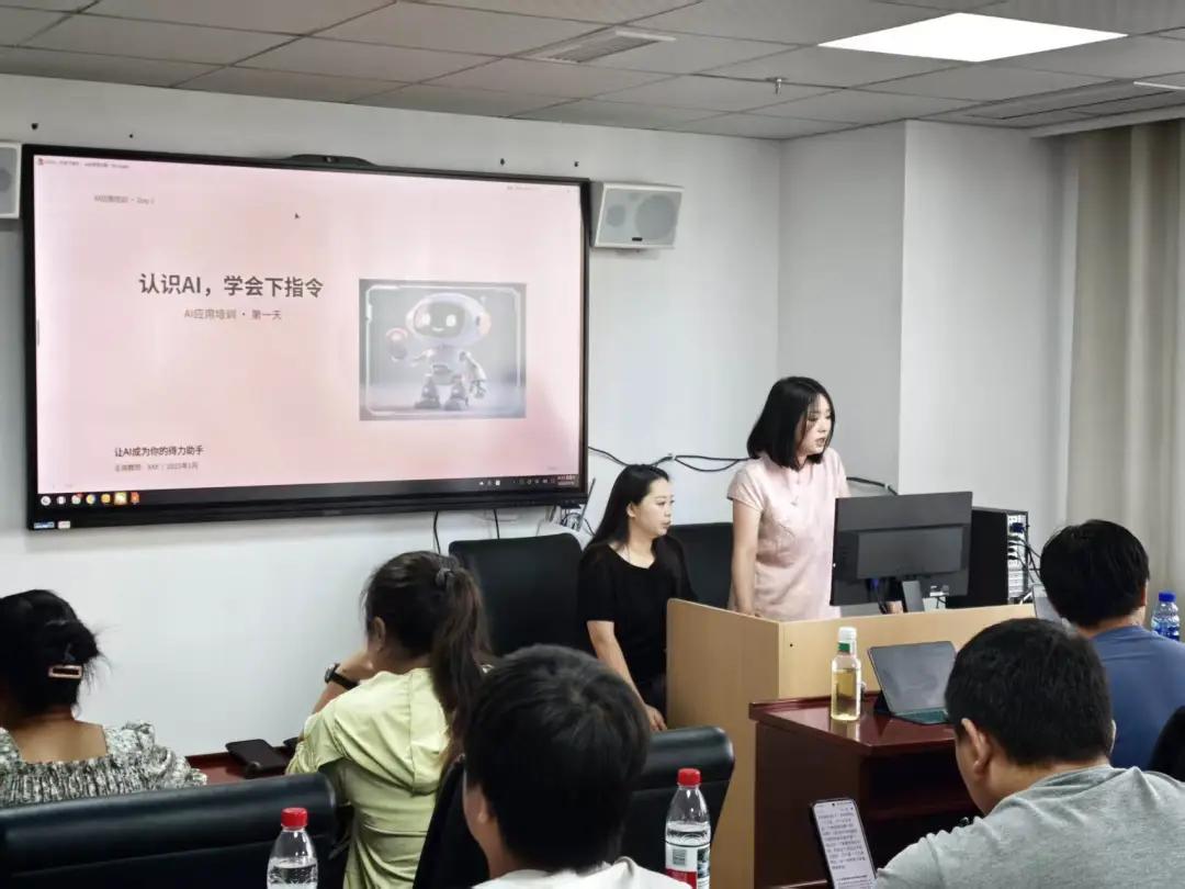 图为培训现场 图为培训现场