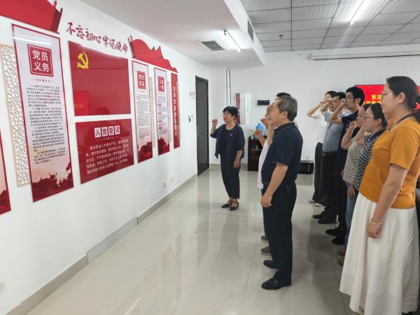 图为市残联全体党员重温入党誓词现场照片 图为市残联全体党员重温入党誓词现场照片