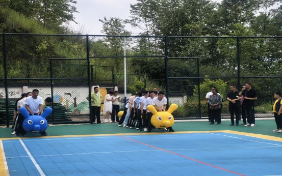 图为充气毛毛虫赛道