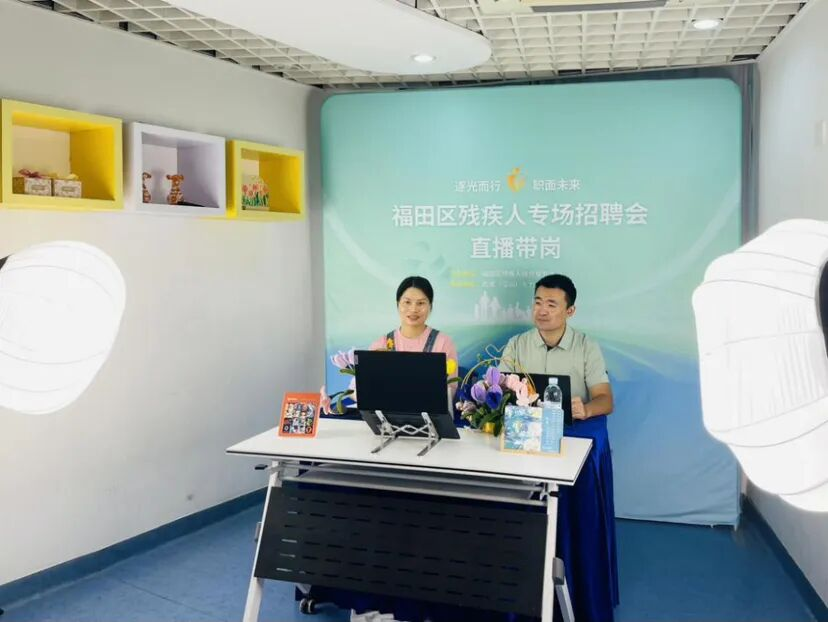 图为直播现场