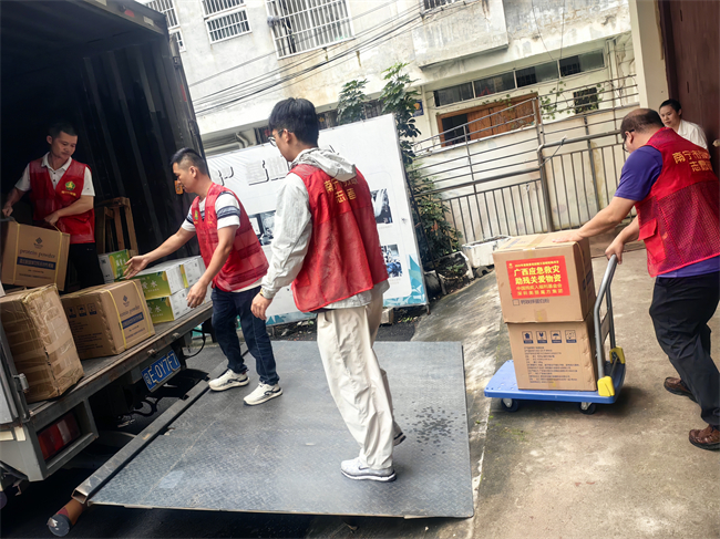 图为市残联工作人员将物资送达横州市、宾阳县两地残联 图为市残联工作人员将物资送达横州市、宾阳县两地残联
