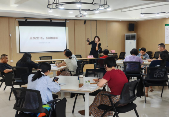 图为培训现场 图为培训现场