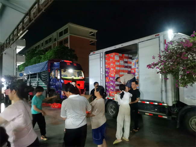图为贵港市覃塘区残联物资搬运现场 图为贵港市覃塘区残联物资搬运现场