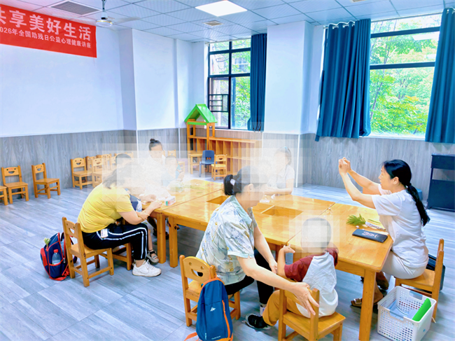图为残疾儿童正接受康复训练