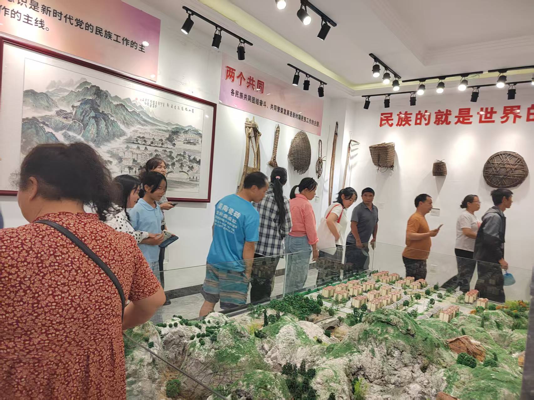图为参观教育基地