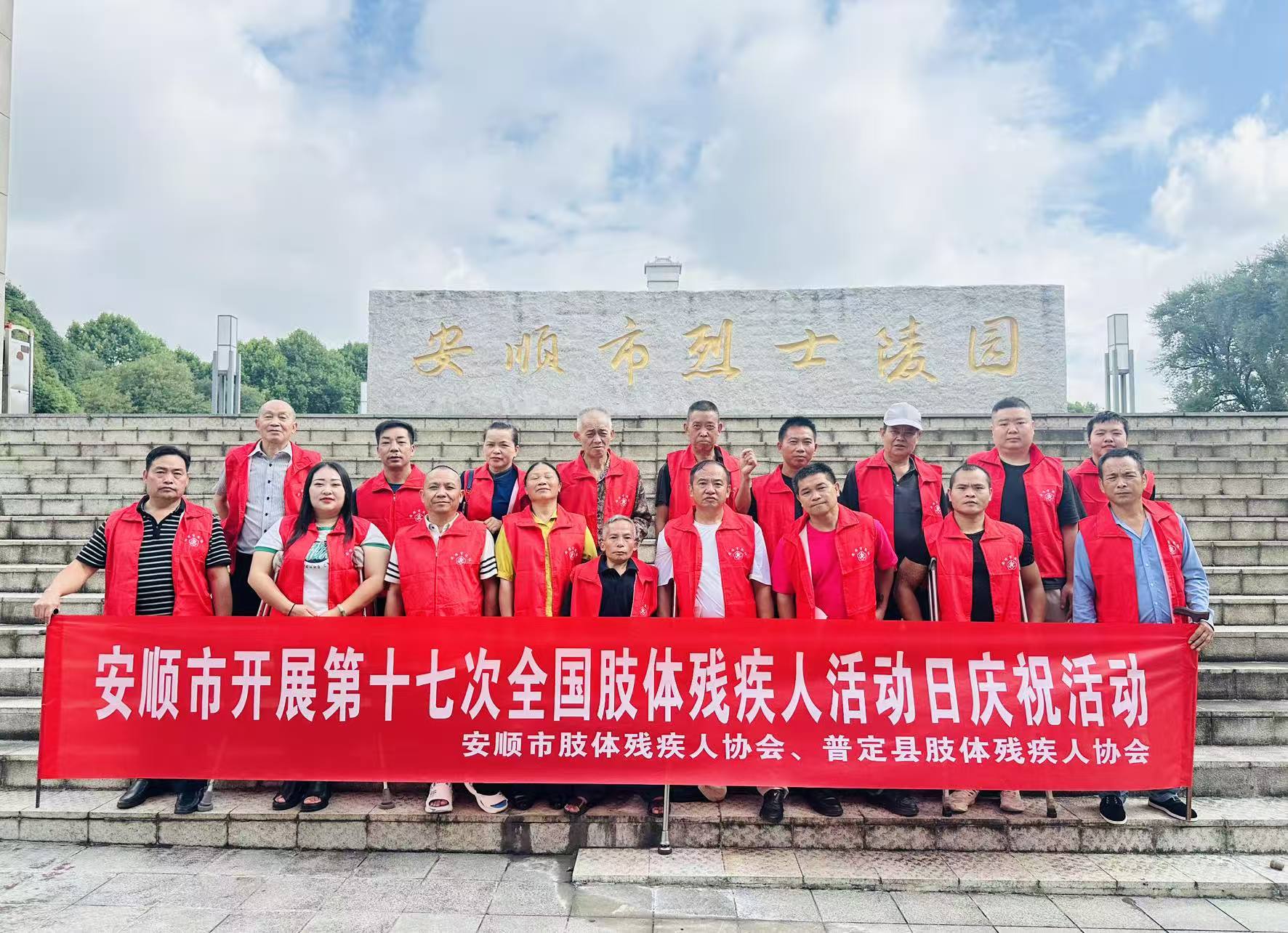 图为现场合影 图为现场合影