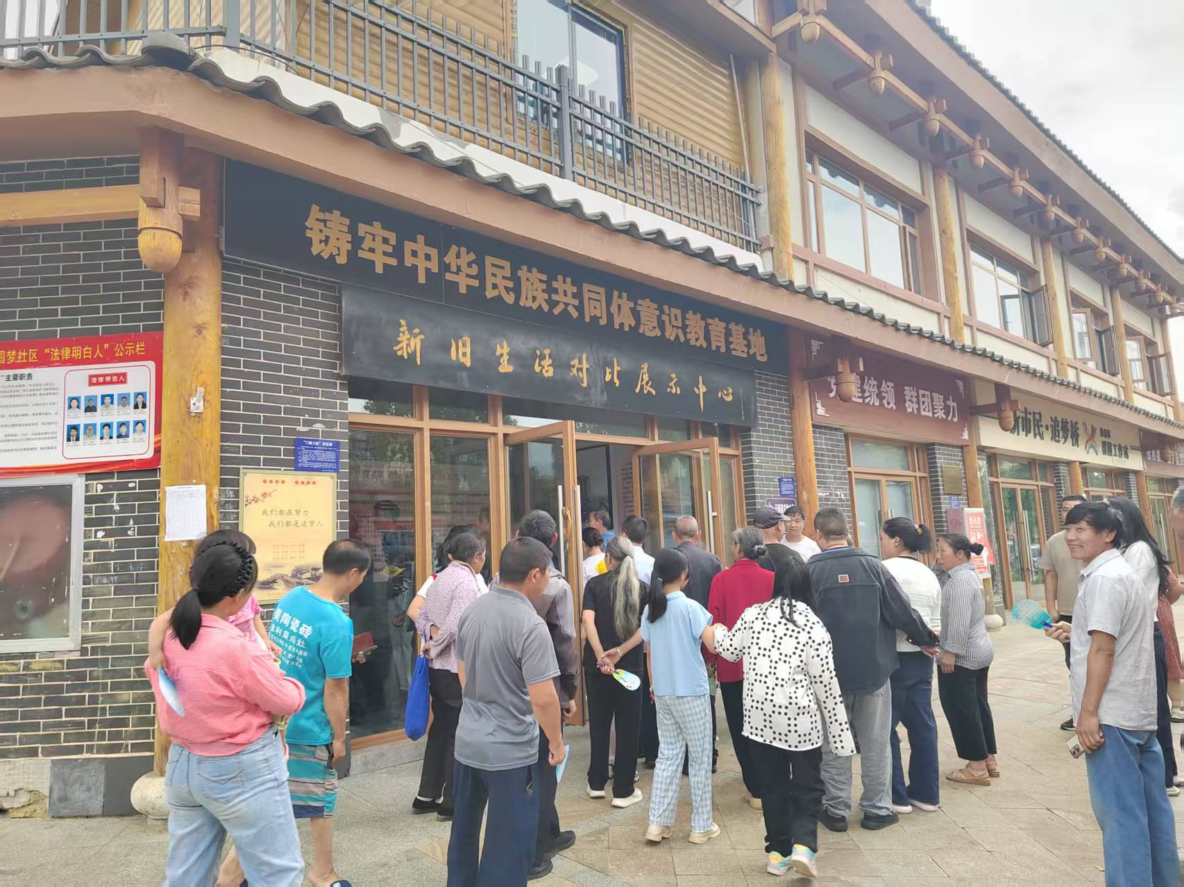 图为参观教育基地