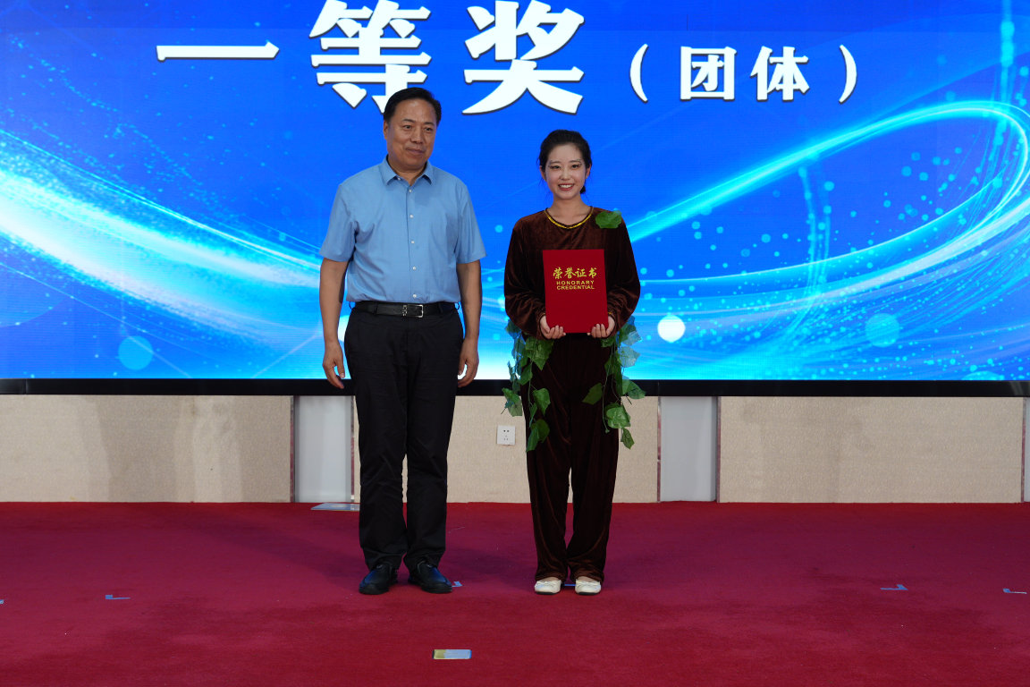 图为出席领导为获奖团体颁奖