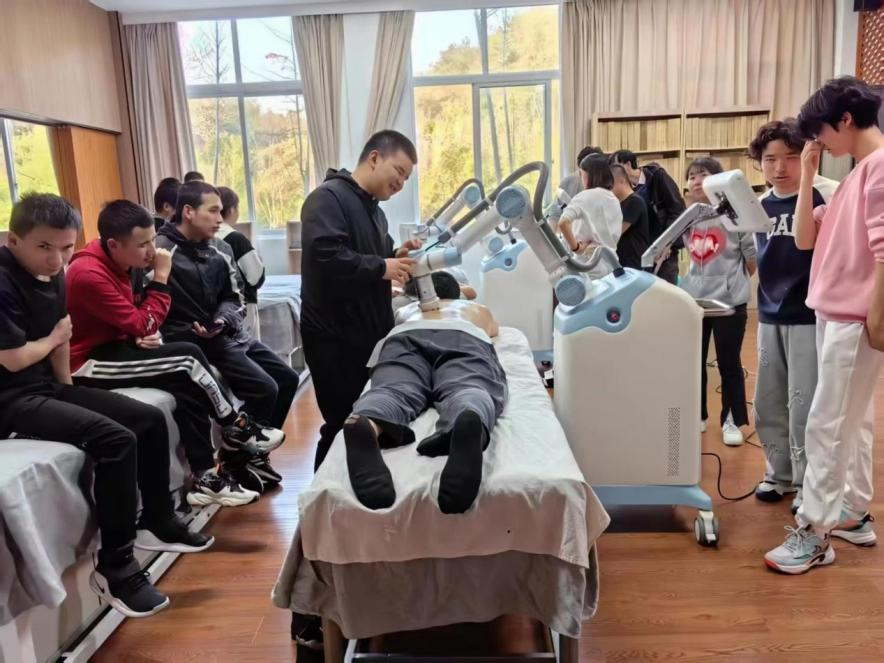 图为机器人推拿实训现场 图为机器人推拿实训现场