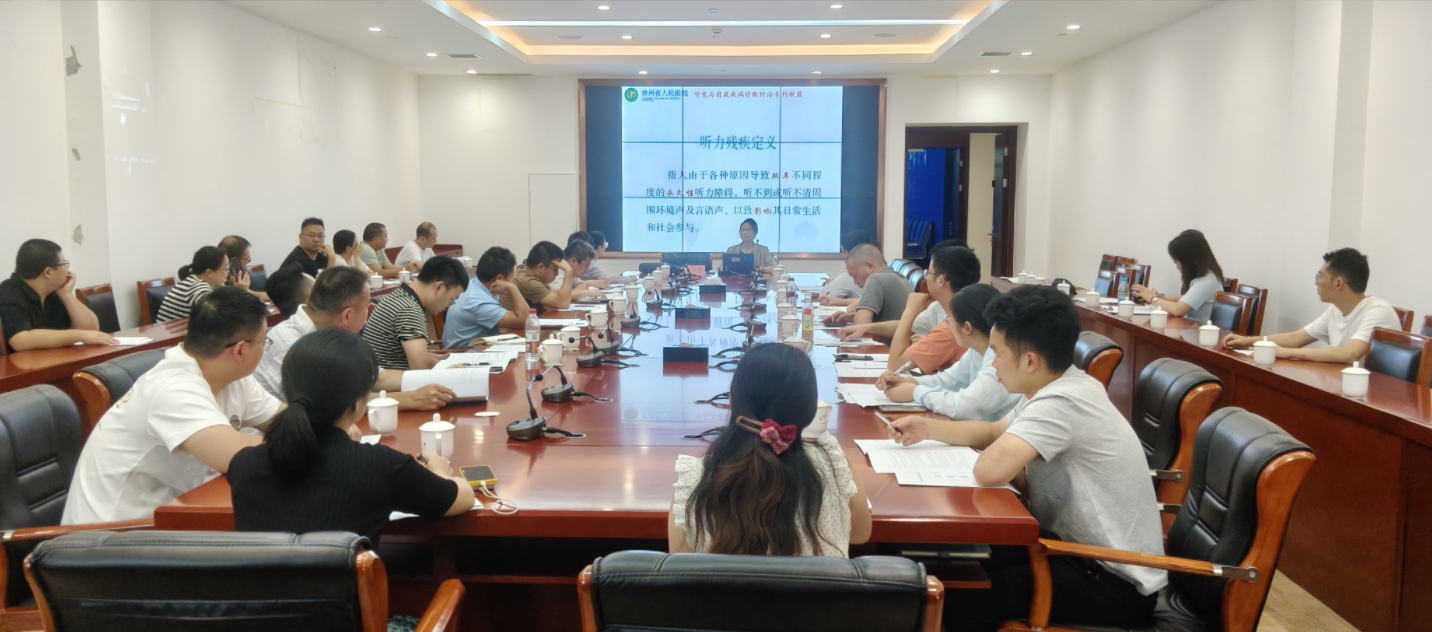 图为专家授课