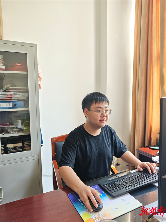 图为工作中的周恺奕