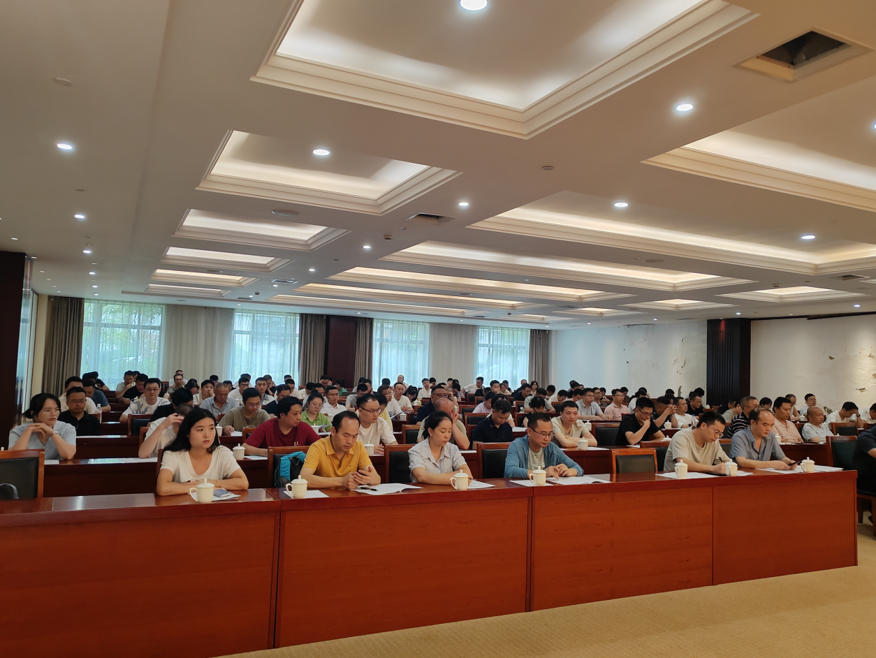 图为参训人员认真听课