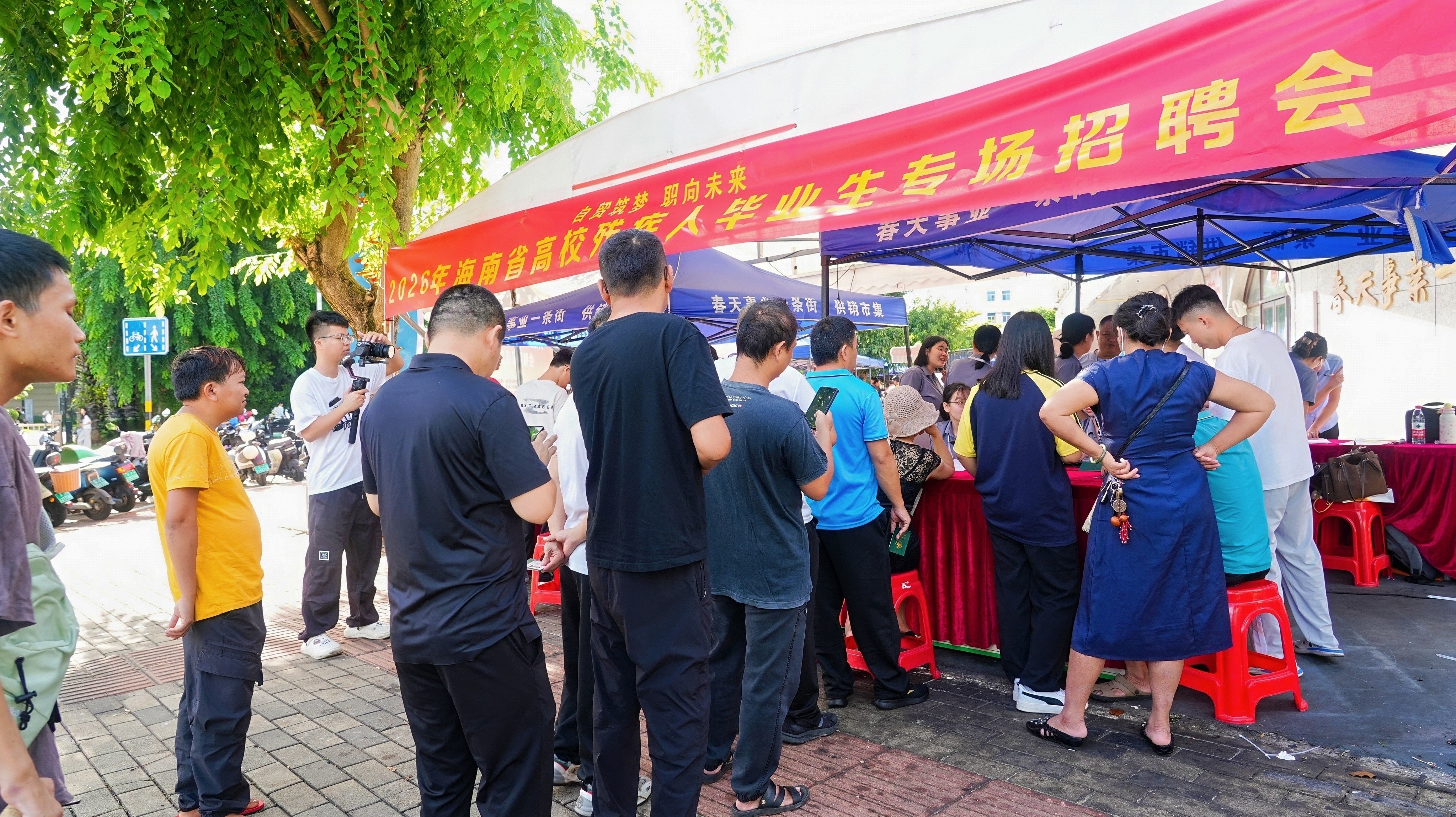 图片为招聘会现场图片 图片为招聘会现场图片