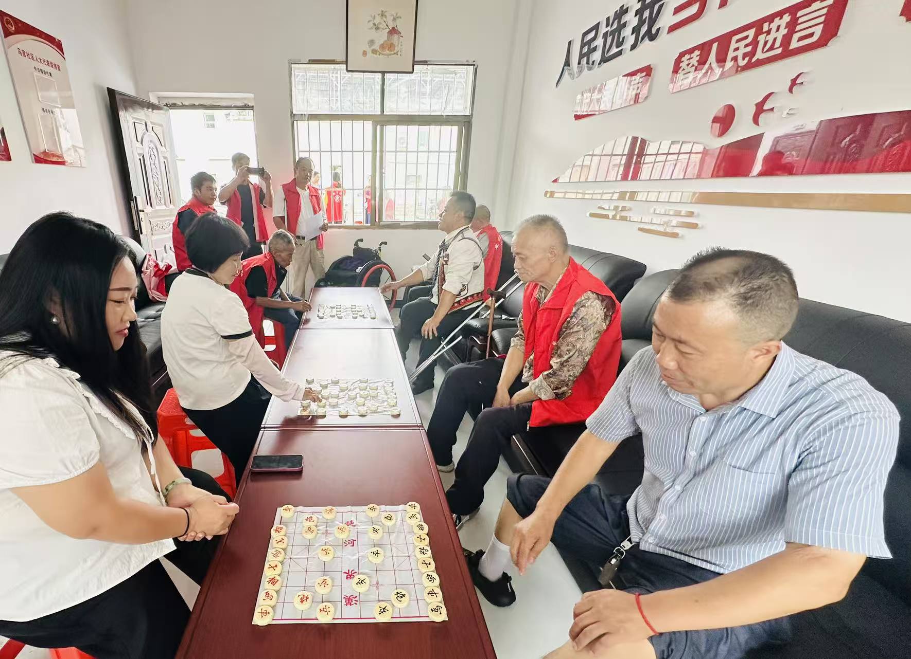 图为下象棋现场 图为下象棋现场
