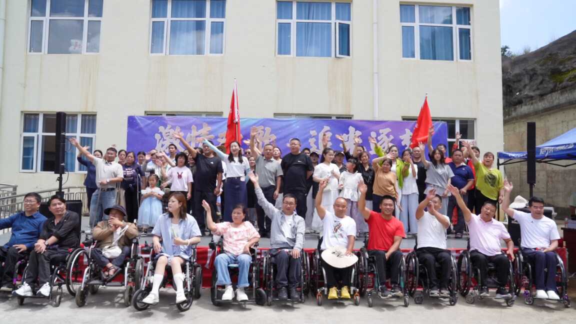 图为现场合影 图为现场合影