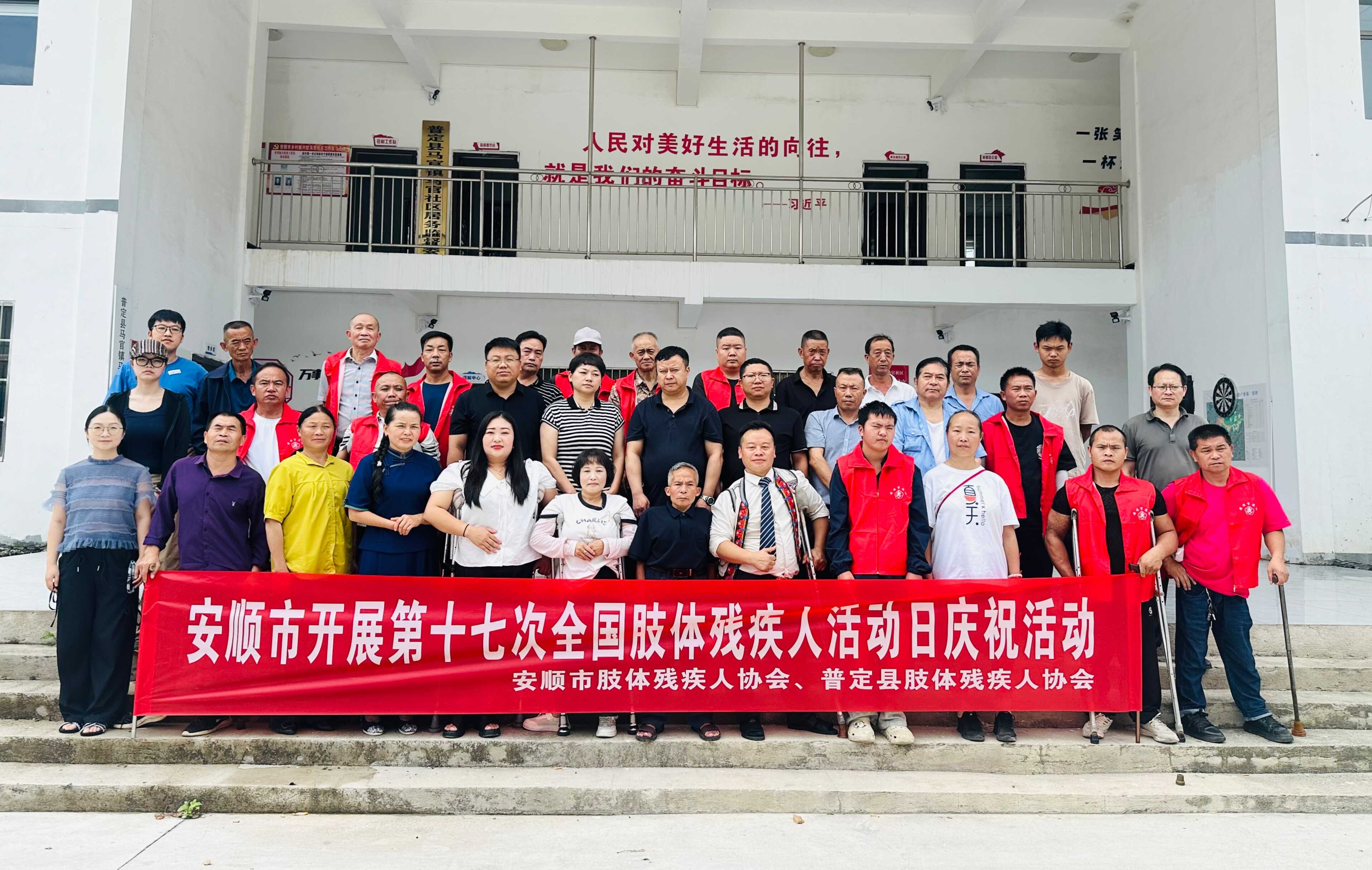 图为现场合影 图为现场合影