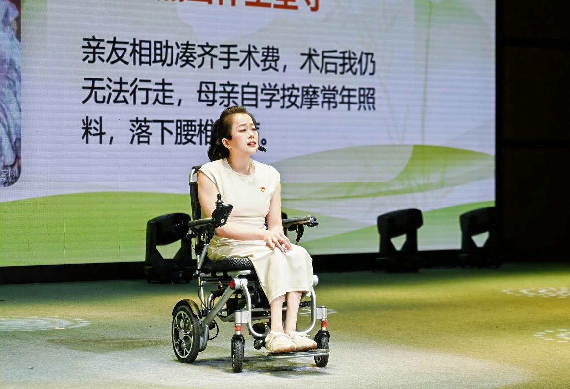图为活动现场 图为活动现场