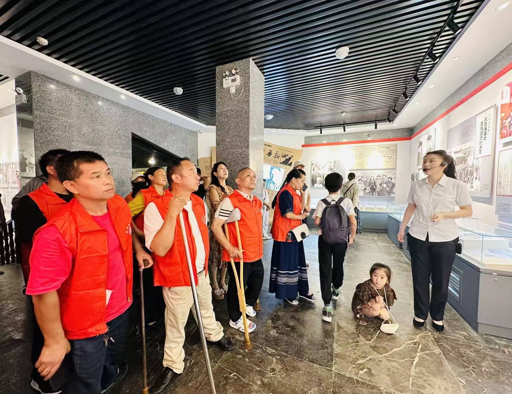 图为参观现场 图为参观现场