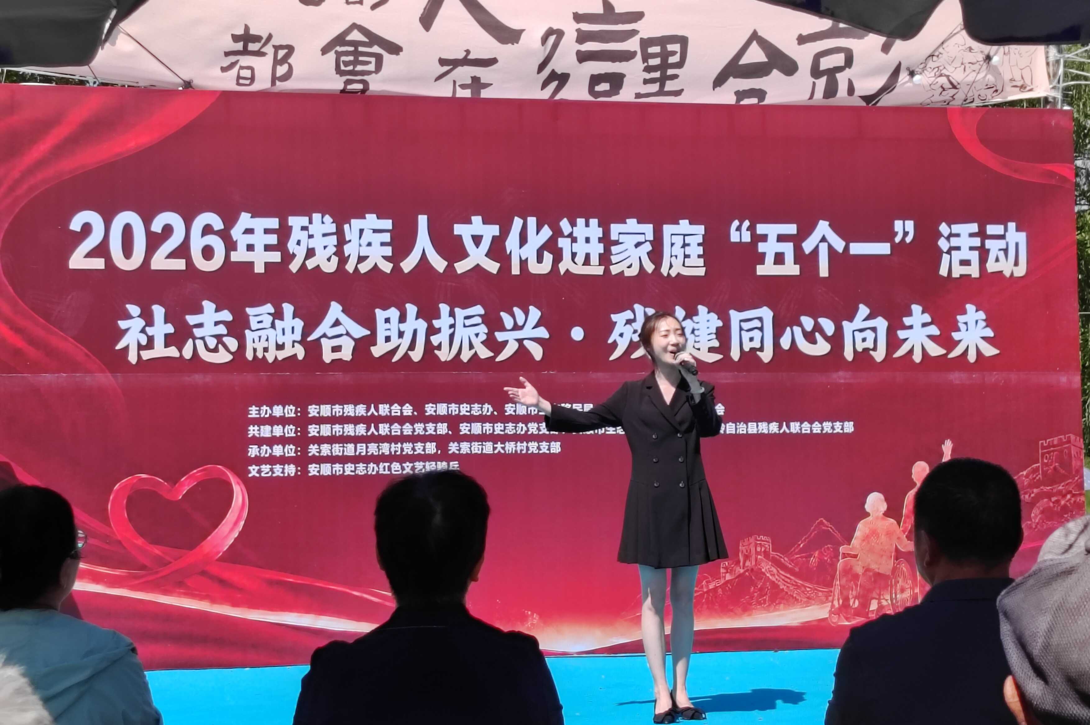 图为独唱《阳光路上》