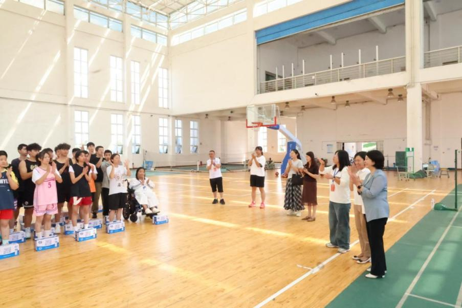 图为训练现场 图为训练现场