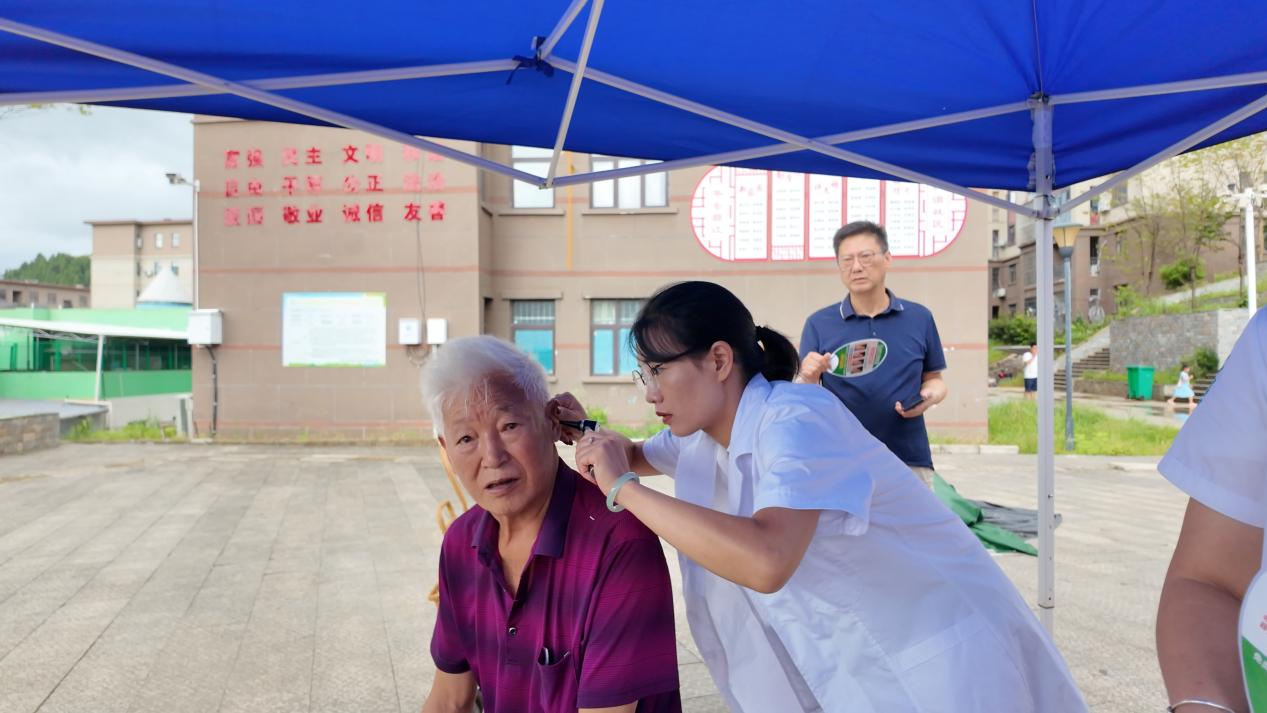图为现场义诊 图为现场义诊