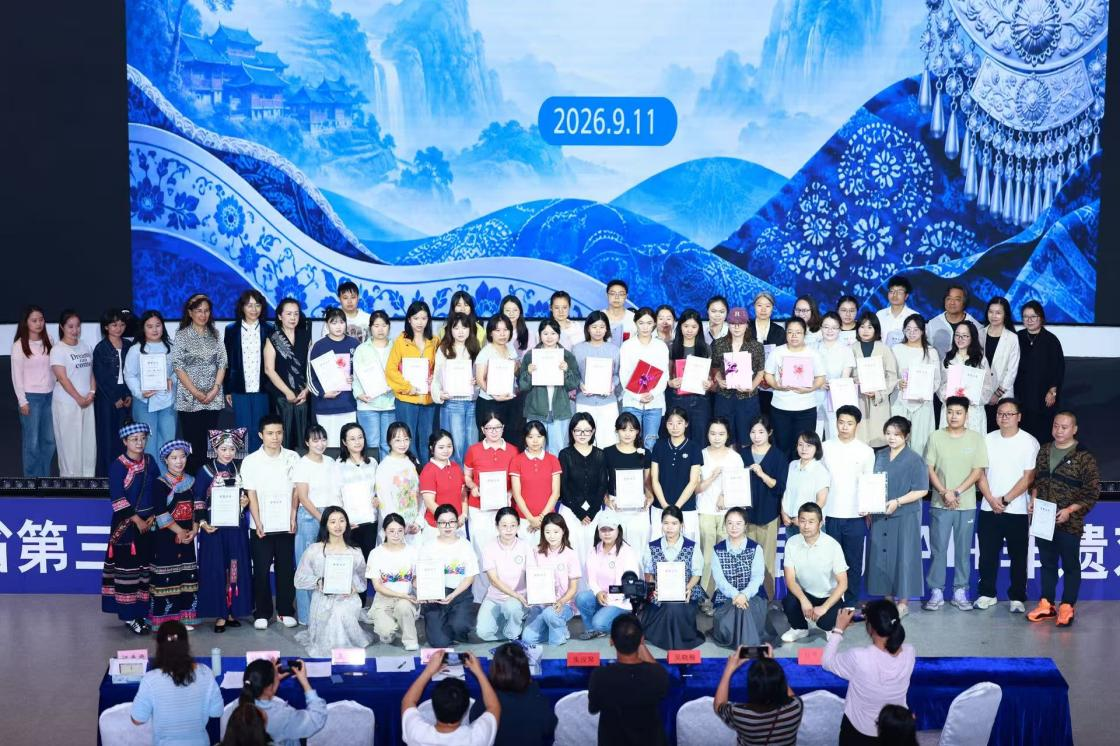 图为活动现场合影 图为活动现场合影