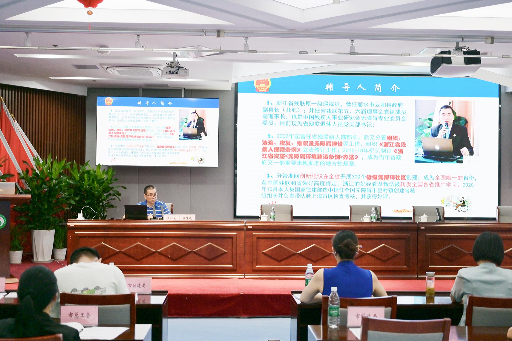 图为授课专家吴一农作专题辅导 图为授课专家吴一农作专题辅导