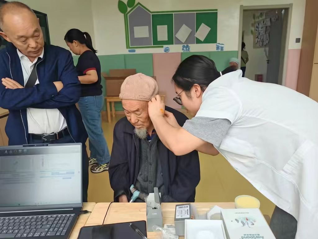 图为适配服务现场 图为适配服务现场