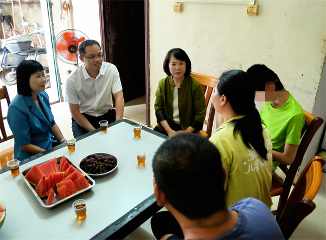 图为林霖入户走访受灾残疾人家庭,了解家庭生活困难及救助政策落实情况 图为林霖入户走访受灾残疾人家庭,了解家庭生活困难及救助政策落实情况