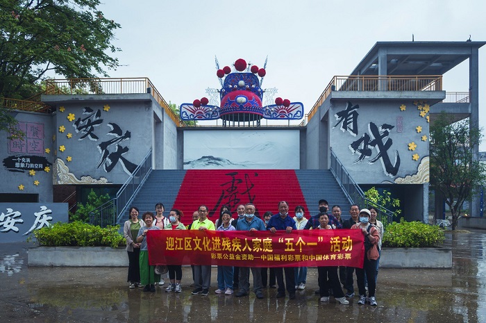 图为残疾人朋友在集贤时空参观合影.jpg 图为残疾人朋友在集贤时空参观合影.jpg