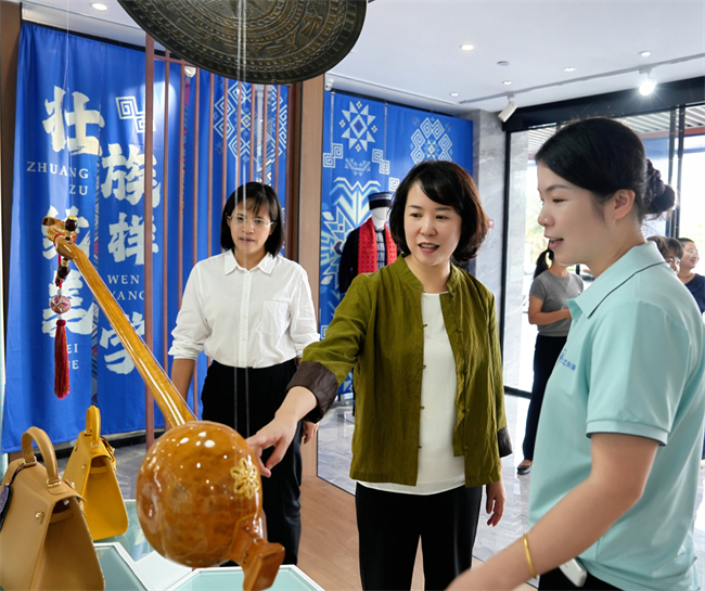 图为林霖在壮锦工坊调研,了解壮锦非遗助残就业情况 图为林霖在壮锦工坊调研,了解壮锦非遗助残就业情况