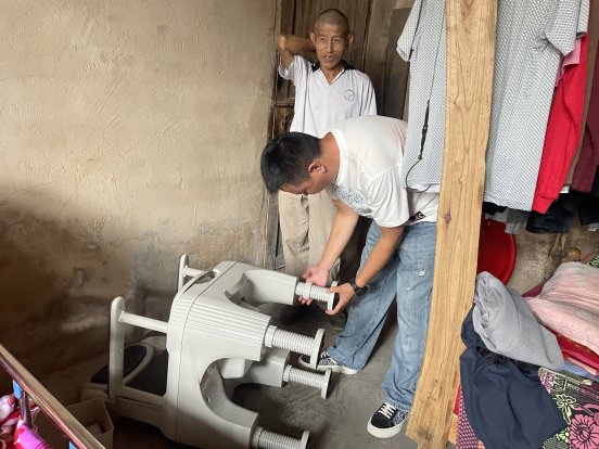 图为改造活动现场 图为改造活动现场