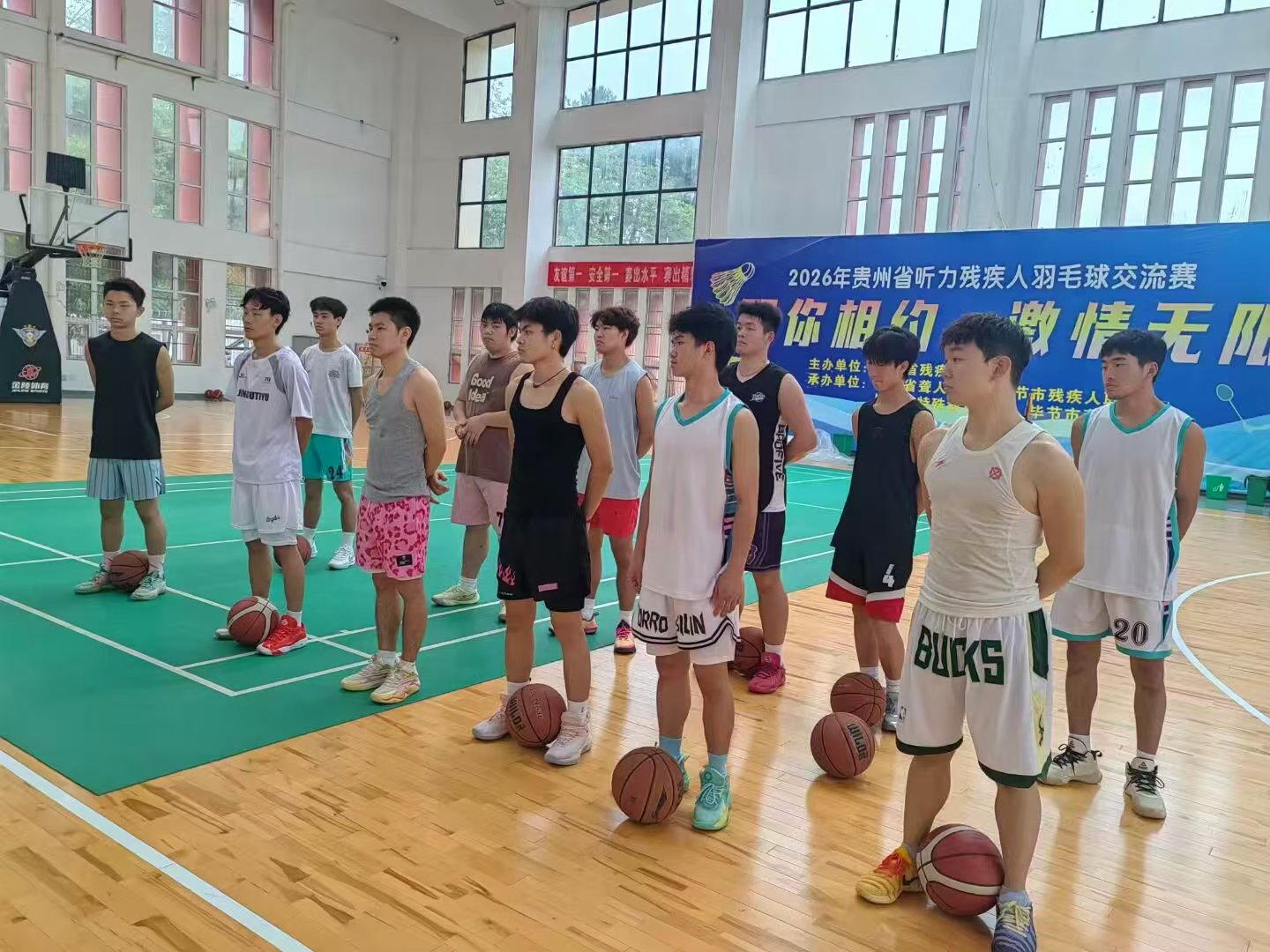 图为篮球训练场 图为篮球训练场