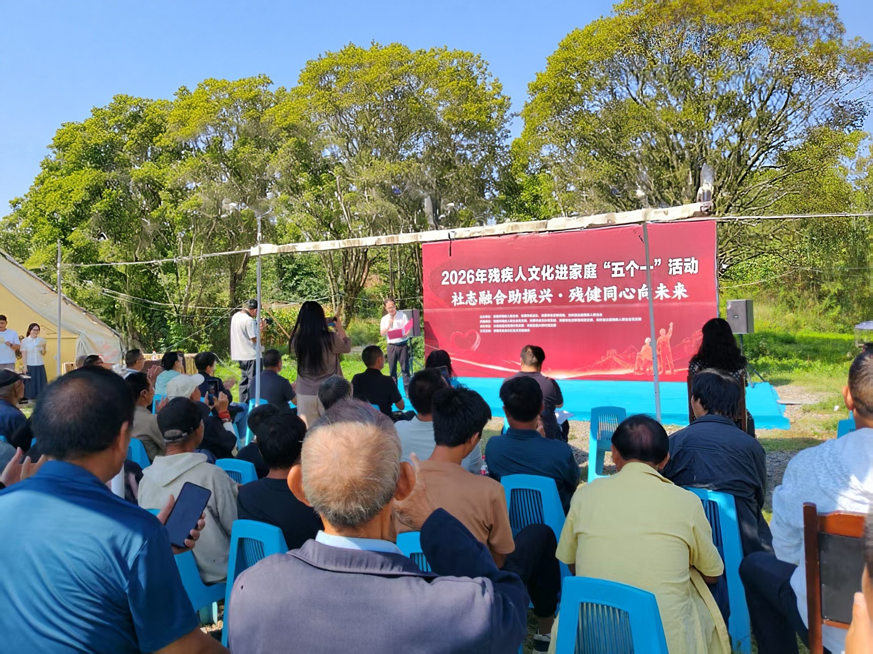 图为活动现场