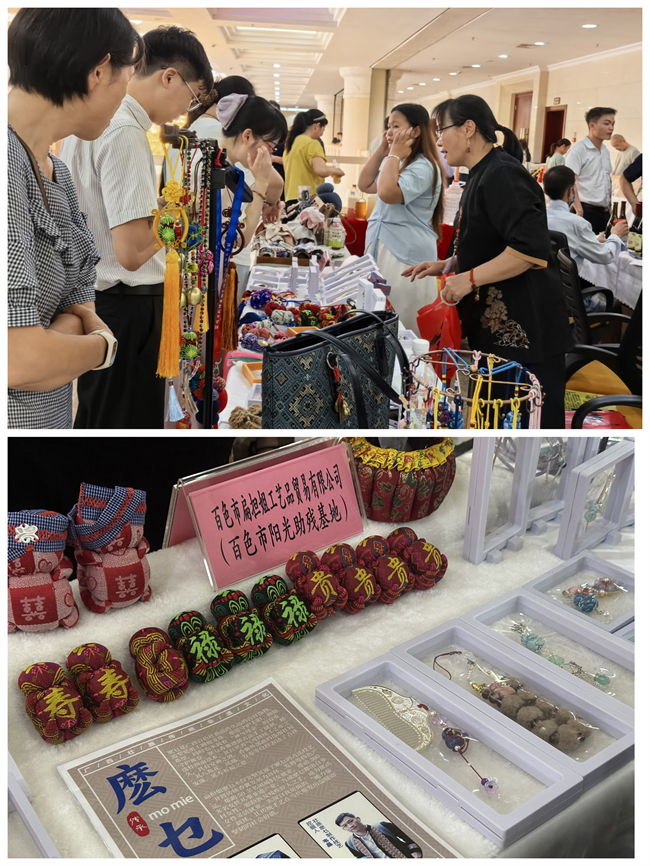 图为消费者在阳光助残展区了解助残就业产品 图为消费者在阳光助残展区了解助残就业产品