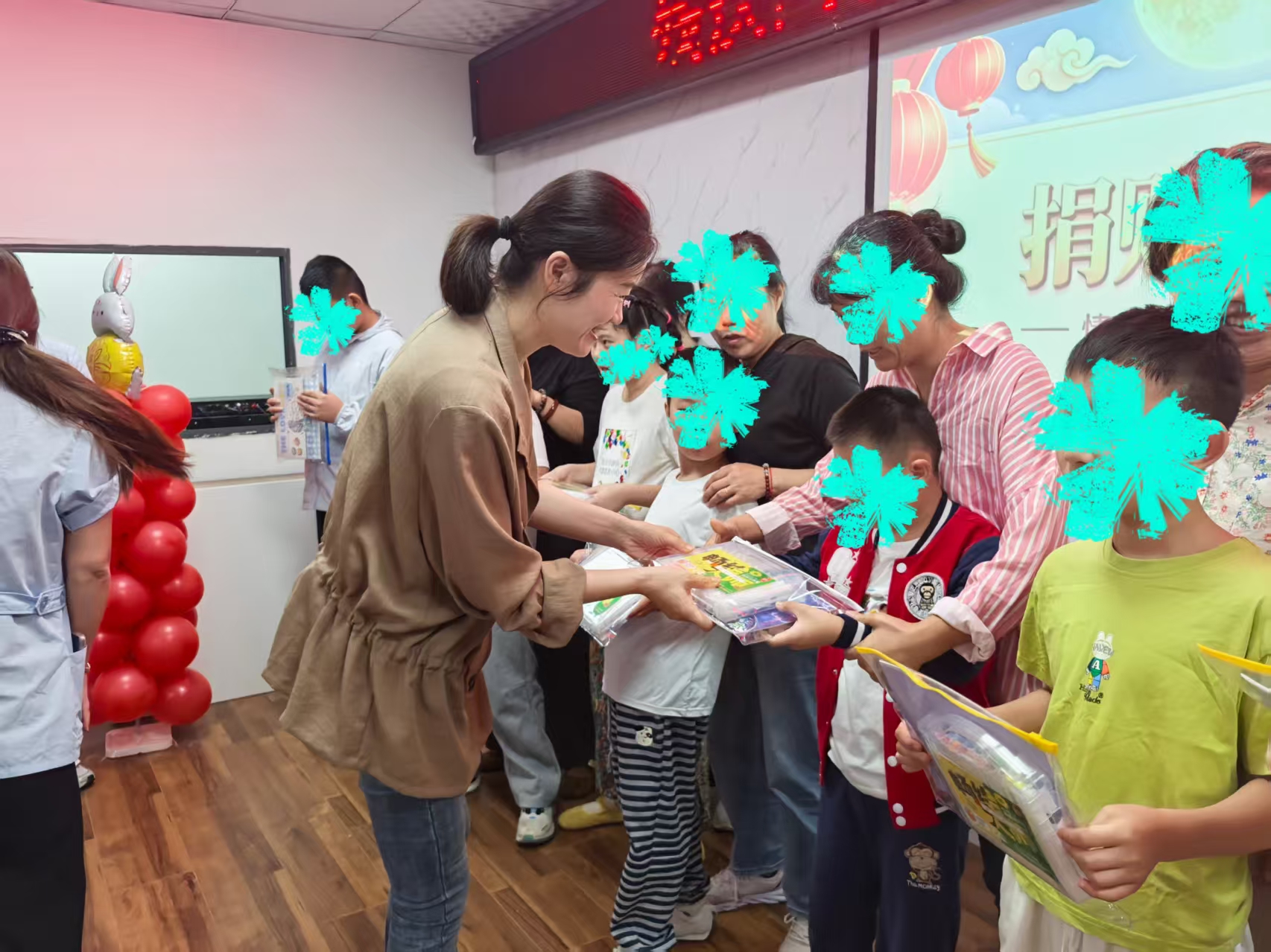 图为捐赠绘画文具现场