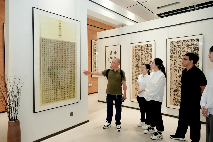 图为现场参观