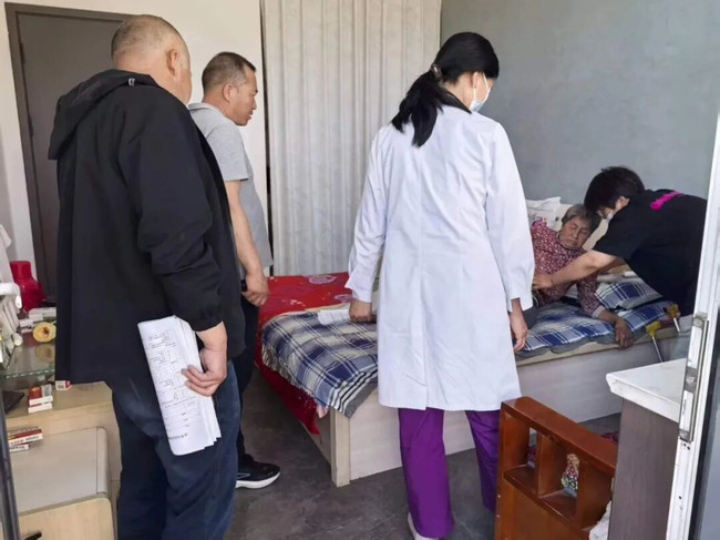 图为上门评残现场 图为上门评残现场