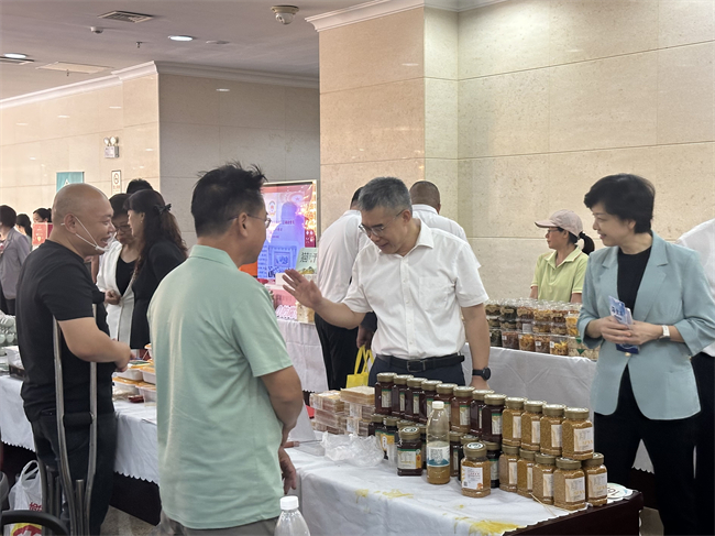 图为残疾人创业者推介产品 图为残疾人创业者推介产品