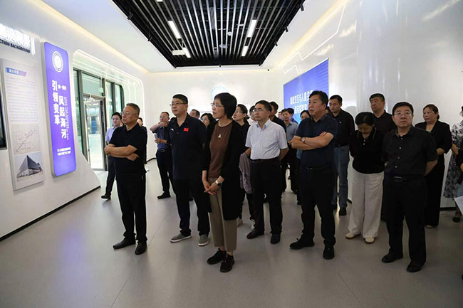 图为活动现场 图为活动现场