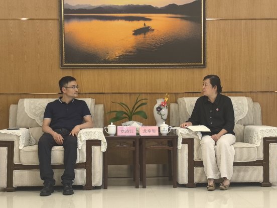 图为走访慰问活动现场