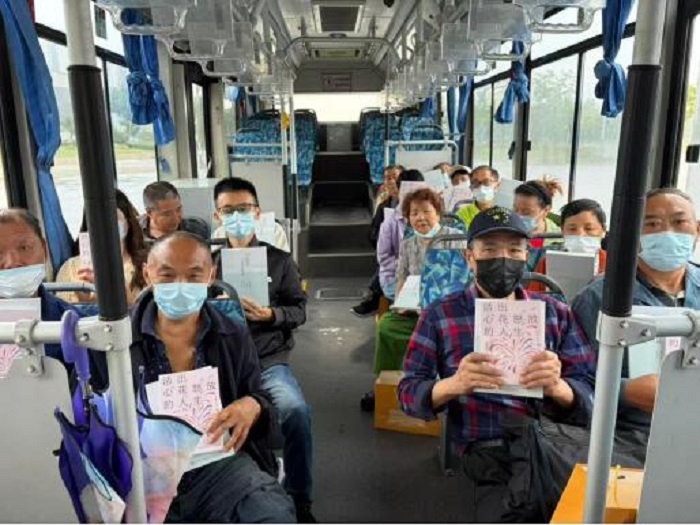 图为残疾人朋友领取文化书籍.jpg 图为残疾人朋友领取文化书籍.jpg